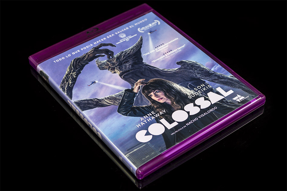 Fotografías del Blu-ray de Colossal con funda y postales 9