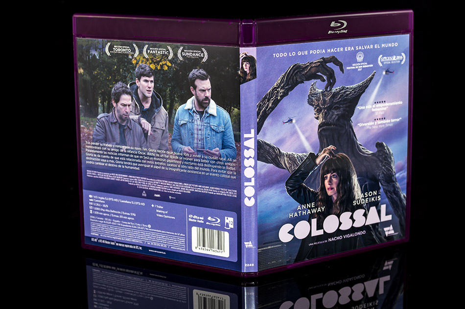 Fotografías del Blu-ray de Colossal con funda y postales 10