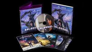 Fotografías del Blu-ray de Colossal con funda y postales