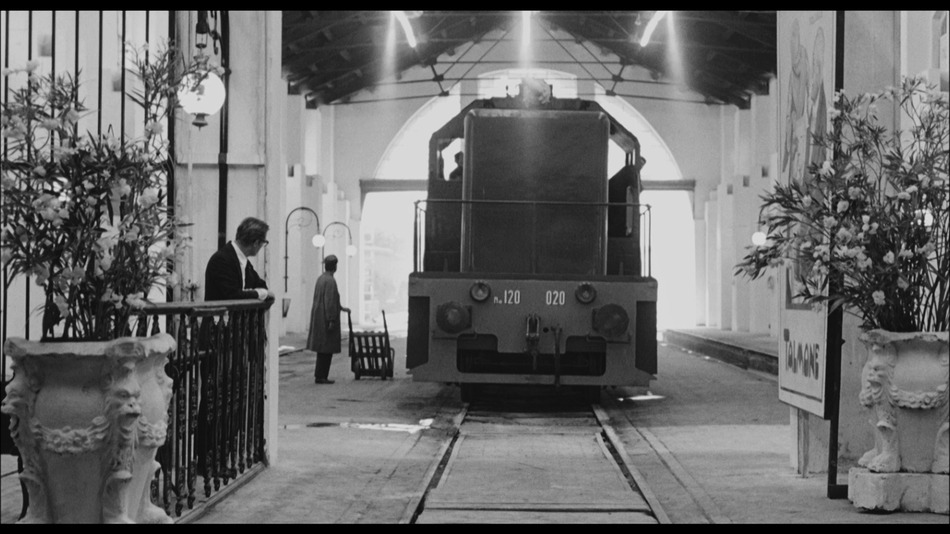 captura de imagen de Fellini 8 1/2 Blu-ray - 9