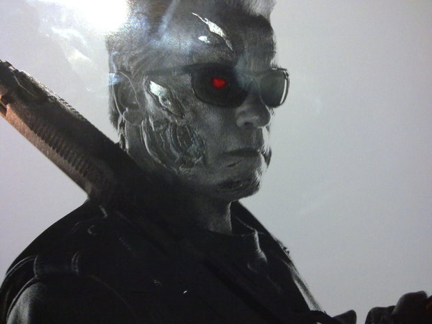 Primer plano del brillo en el Steelbook de Terminator Génesis