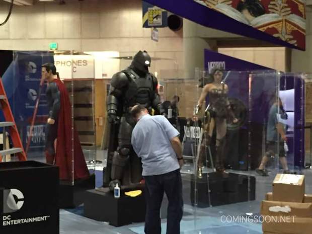 Preparación stand Batman V Superman en Comic Con