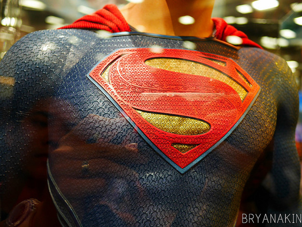 Fotos en HD de los trajes de Superman, Batman y Wonder Woman