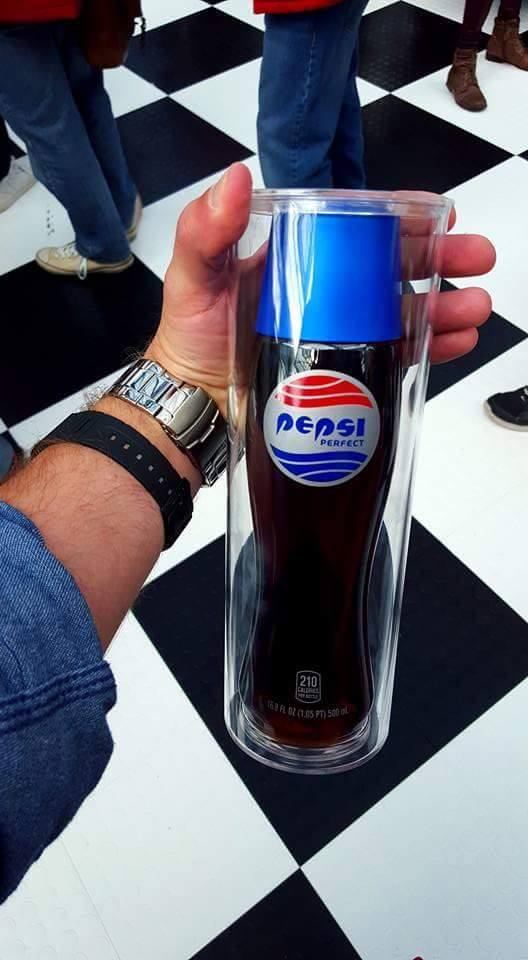 Un ejemplar de Pepsi Perfect entregada a un asistente de la New York Comic Con