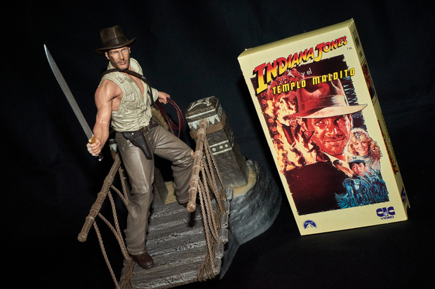 Figura y VHS Indiana Jones y el Templo Maldito