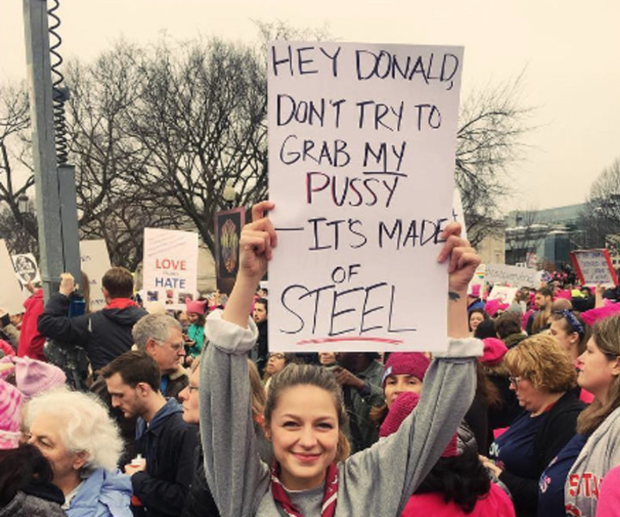 'Supergirl': Melissa Benoist canaliza a Supergirl en su genial pancarta de la Marcha de las Mujeres contra Trump