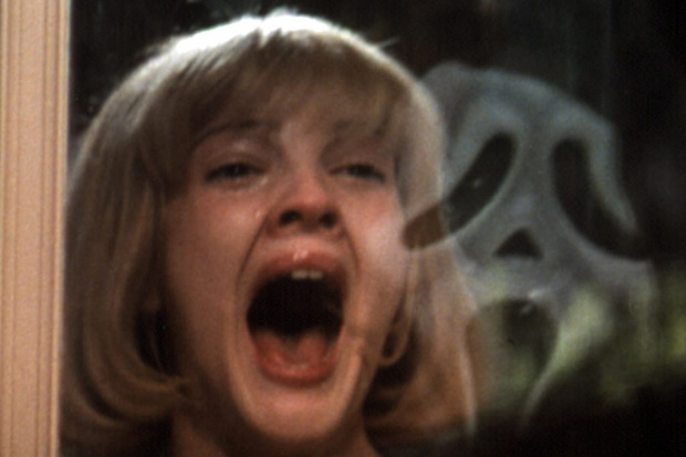 Drew Barrymore y Timothy Olyphant recrean la escena de inicio de Scream