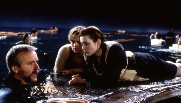 James Cameron explota y explica por qué Leonardo DiCaprio no cabía en la tabla en 'Titanic'