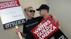 Los-guionistas-estadounidenses-prometen-una-nueva-huelga-en-mayo-si-no-se-alcanza-un-acuerdo-c_s