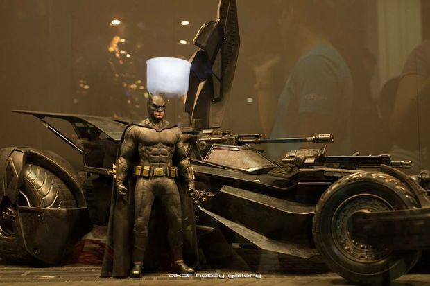 "Liga de la Justicia": nuevo vistazo a la figura de Hot Toys de Batman y el Batmóvil 