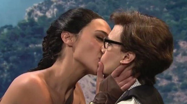 Gal Gadot vuelve a meterse en la piel de 'Wonder Woman' para besar a Kate McKinnon