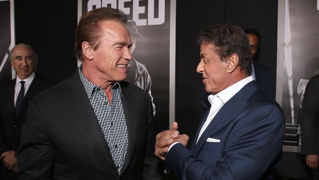 Stallone le regala el cuchillo de Rambo a Schwarzenegger y éste le trolea
