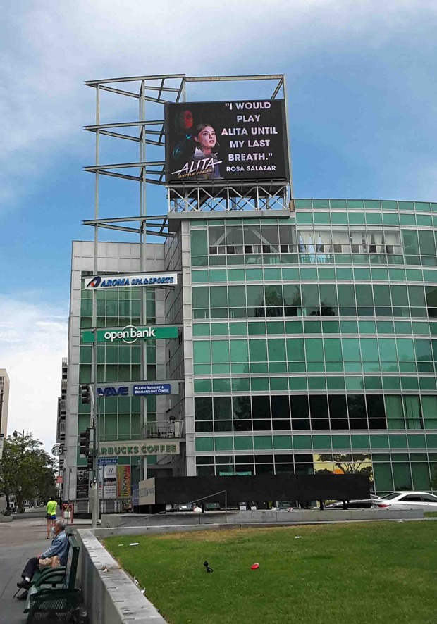 Los fans de 'Alita: Ángel de combate' piden de nuevo una secuela con vallas publicitarias en L. A.