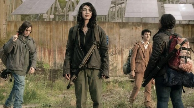 Las primeras críticas de 'The Walking Dead: World Beyond' suspenden el spin-off adolescente