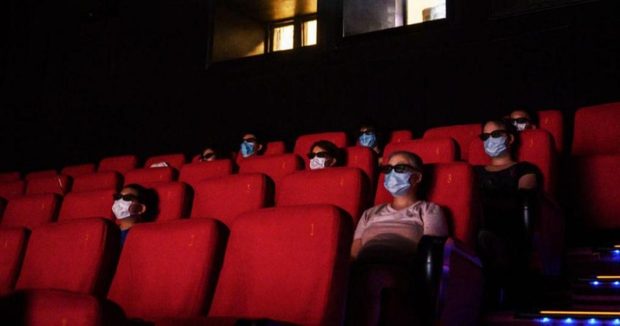 Los estudios deberían estar dispuestos a "recibir un golpe" para salvar las salas de cine