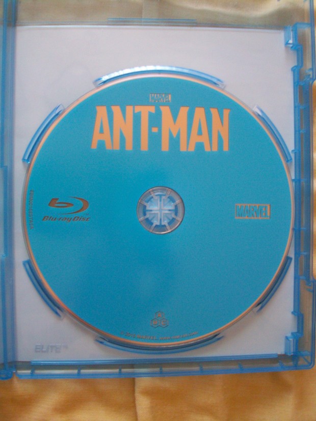 existe ANT-MAN con el disco en letra blanca??