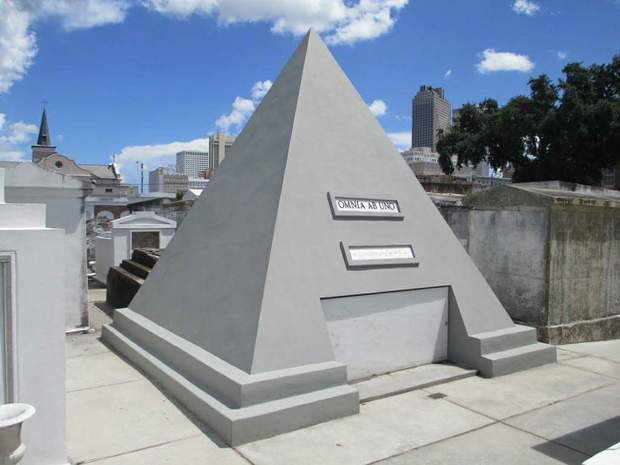 Imagen: (Nicolas Cage) Se ha Construido una Tumba en forma de Pirámide de 3 Metros en Nueva Orleans. "Qué Pensáis?". 
