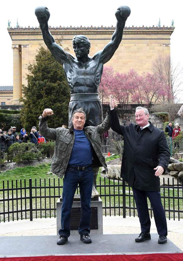Imagen: (Aprovechando el Rodaje de CREED 2, Sylvester Stallone no se quiso perder la Reinstalación de la Placa Perdida de la Estatua de Rocky en Philadelphia. 