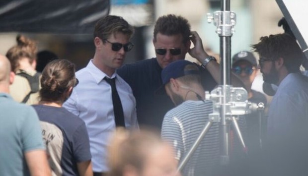 Primeras Imágenes de "Chris Hemsworth" con el Traje de (MEN IN BLACK). 