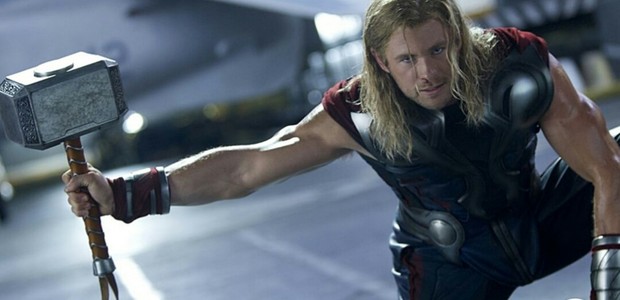 "Chris Hemsworth" No puede llevar más Martillos de Thor a casa. 