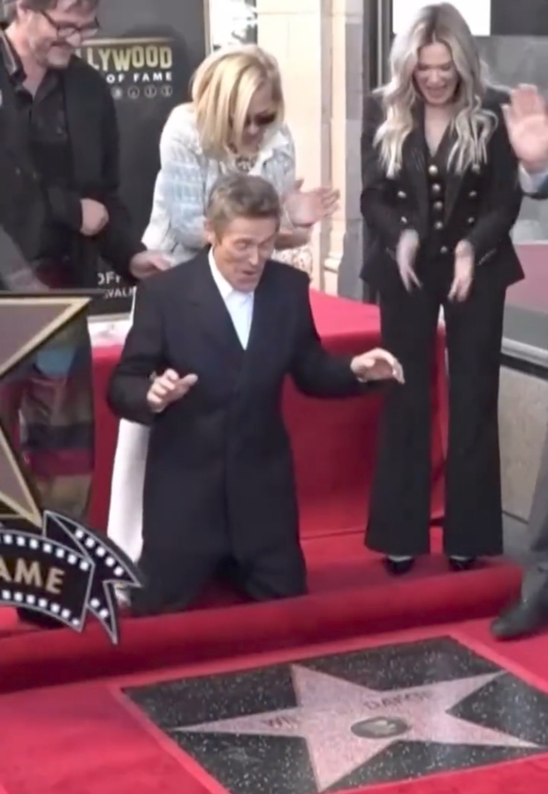 Willem Dafoe recibe la primera estrella del Paseo de la Fama de Hollywood.