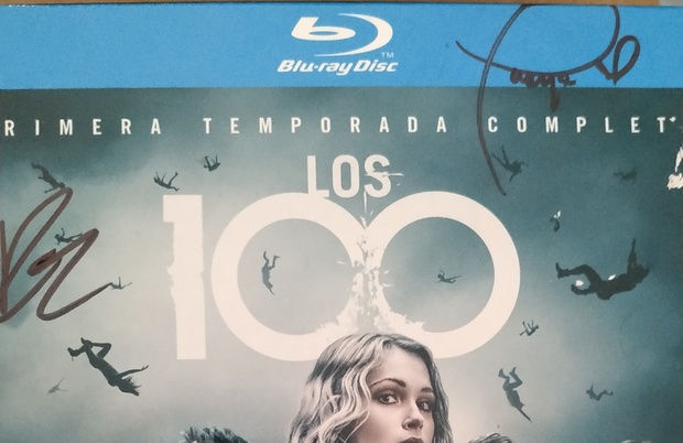 Otra edición firmada The 100 T1 por Richard Harmon y Tasya Teles