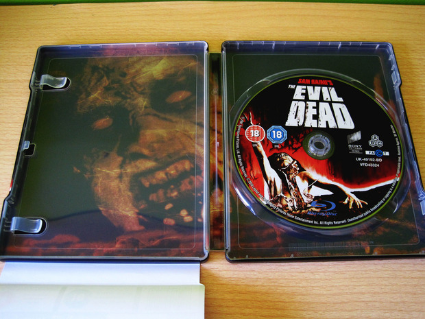 The Evil Dead. Blu-ray SteelBook. Interior Con Disco.