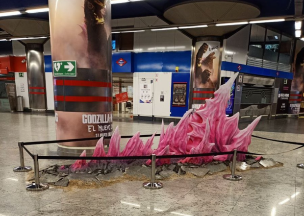 Godzilla en estación metro Nuevos Ministerios (Madrid)