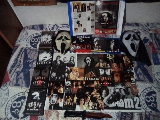 Mi colección de Scream actualizada, collage hecho por mí y archivador de toda la saga 