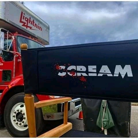 Por lo visto no se llamará Scream 5. Ayer comenzó el rodaje de la nueva peli de Scream. 