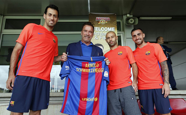 ¡Arnold Schwarzenegger visita a los jugadores del FC Barcelona!