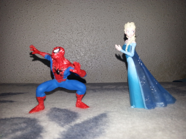Spiderman y Elsa llegan a mi estantería