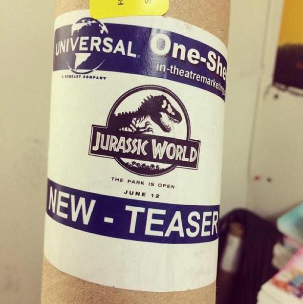 Reparto de posters de #JurassicWorld a todos los cines comenzaro, en breves los veremos expuestos 