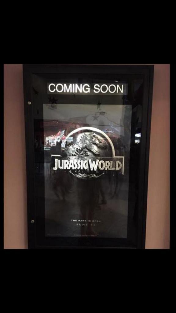 Los posters de Jurassic World ya lucen expuestos en algunos cines