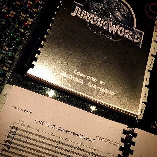 "as the jurassic world turn" y "unnamed track" ya podeis escuchar los dos primeros track compuestos por Giacchino 