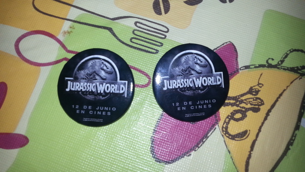 Jurassic World: Regalo de Chapas al entrar al cine