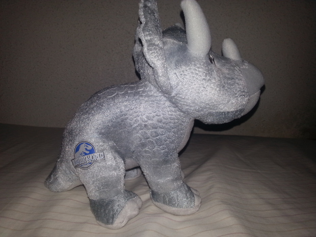 Peluche Triceratops Jurassic World 3/4 (Gracias a Albertronik por el aviso)