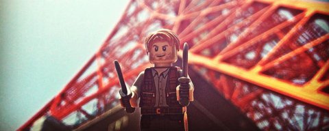 Chris Pratt se lleva a su figura LEGO de 'Jurassic World' a recorrer mundo