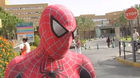 Un-policia-vestido-de-spiderman-visita-a-los-ninos-con-cancer-hospitalizados-c_s
