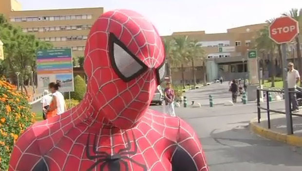 Un policía vestido de Spiderman visita a los niños con cáncer hospitalizados - 04-04-2019 mimi