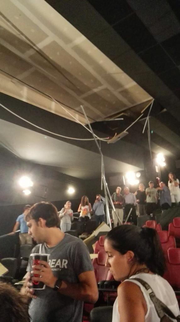 Siete heridos al desplomarse el techo de un cine en Madrid (Tres de los contusionados en el cine Proyecciones, en Fuencarral, han sido hospitalizados)