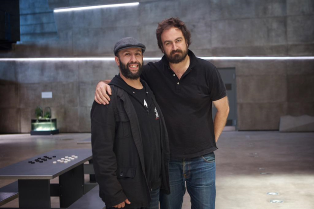 Aymar Azaïzia posando con el director de Assassins Creed