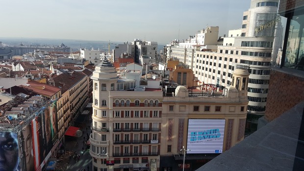 Vistas desde lo alto de El Corte Ingles de Sol en Madrid en la última planta de Gourmet viendo como la fuerza domina la ciudad 2/2