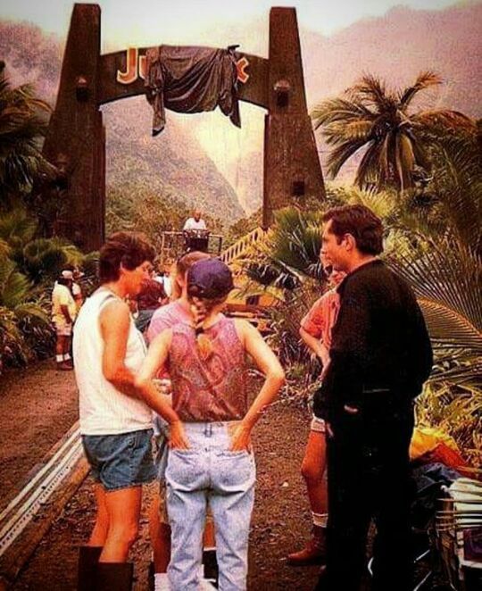 Foto para el recuerdo: Inaugurando la puerta de Jurassic Park durante su rodaje