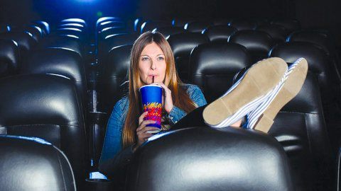 Estudios científicos muestran que ir solo al cine es bueno para la salud 