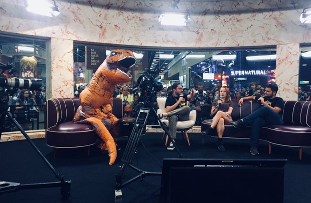 Bayona siendo entrevistado antes del trailer de Jurassic World El Reino Caido. Si, si, Bayona, el del disfraz