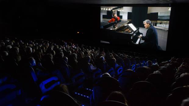 Al cine, sí, pero no solo a ver películas ( la consolidación de las salas como lugar para ver ópera, teatro o exposiciones. El objetivo: ganar nuevos públicos )