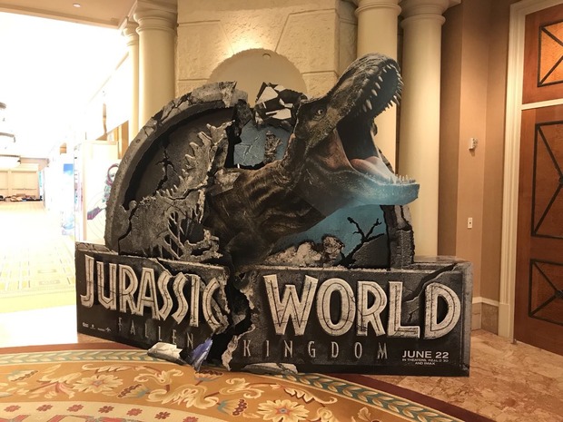 Banner publicitario en el cine de Jurassic World El Reino Caido