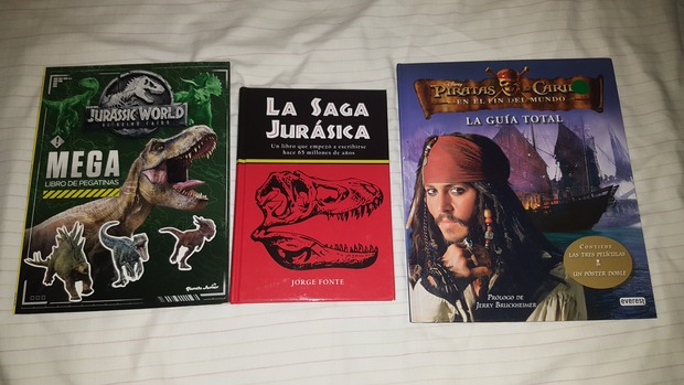 Jurassic World El Reino Caido  Mega libro de pegatinas + Libro La Saga Jurasica + Libro Piratas del Caribe La guía total: Mis Compras 03-07-2018