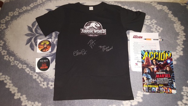 Mi Camiseta de Jurassic World Fallen Kingdom firmada por Bayona, Pratt y Bryce. Gracias a Accion